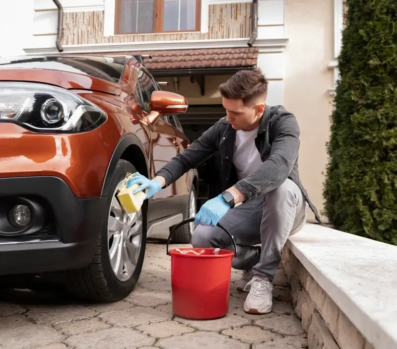 Lavage auto à domicile Ballon-Saint Mars : professionnel intervenant sur un véhicule